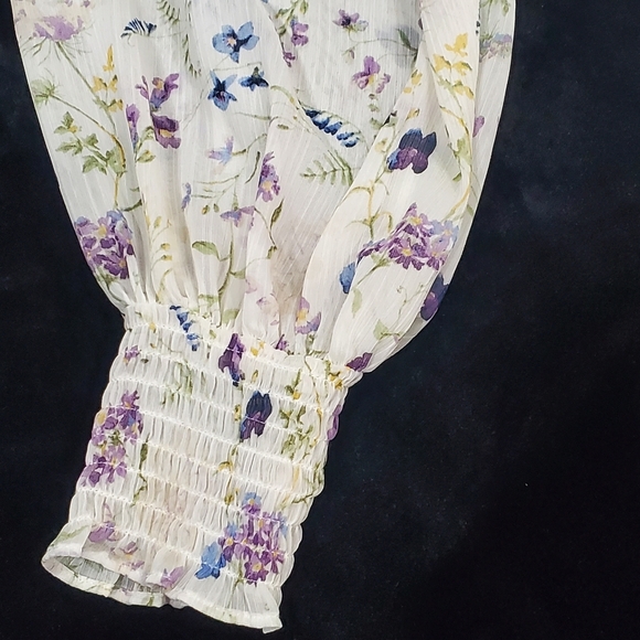 Express Floral V-Neck Blouse - Picture 3 of 9